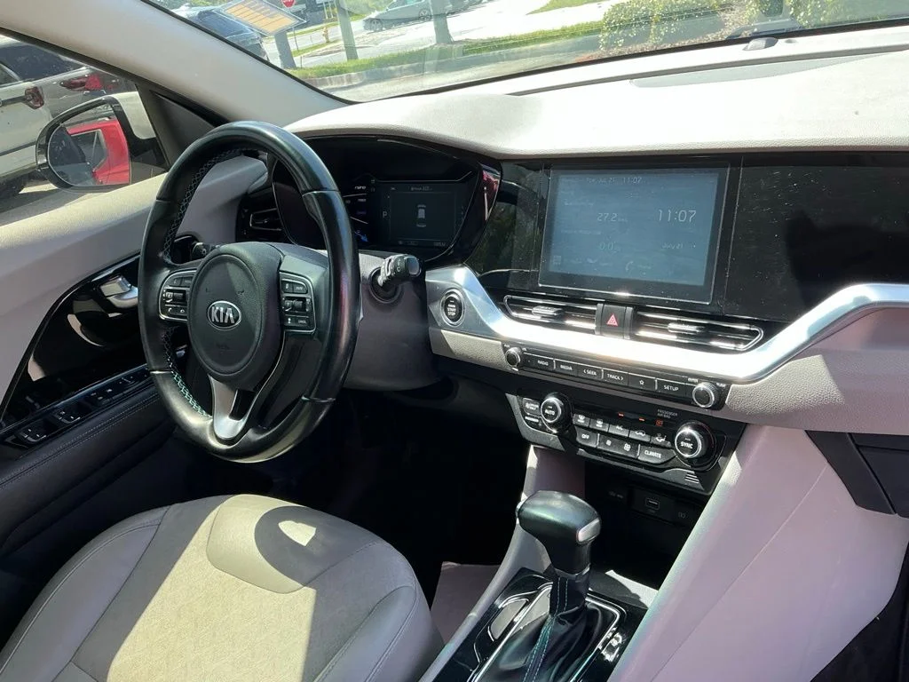 Used 2020 White Kia Touring image 19