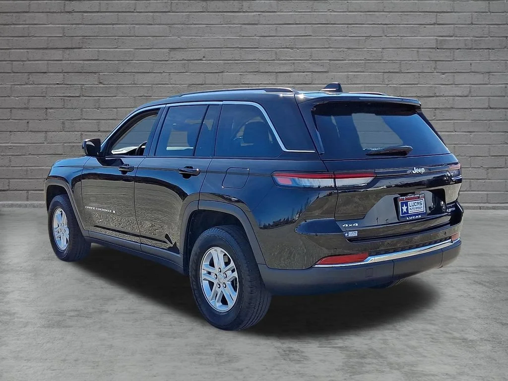 Used 2023 Diamond Black Crystal Pearlcoat Jeep Laredo image 8