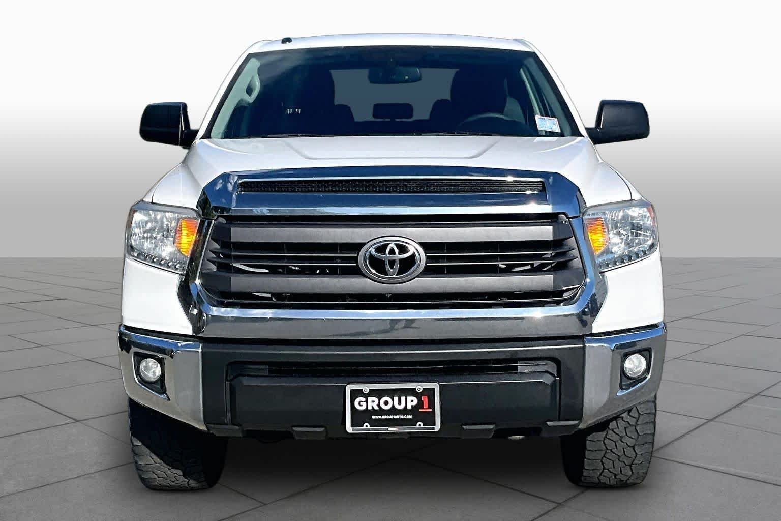 Used 2015 Super White Toyota SR5 image 3
