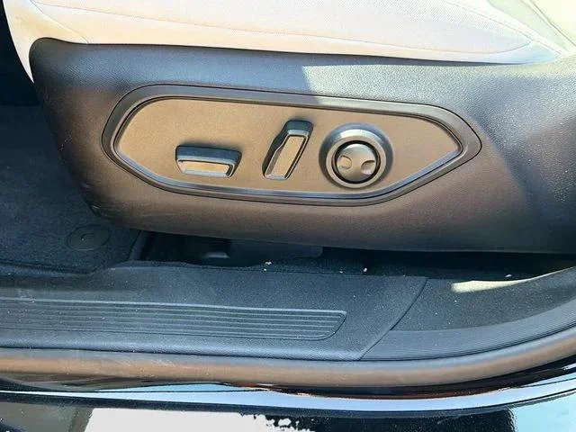 New 2026 Diamond Black Crystal Pearlcoat Jeep Laredo image 19