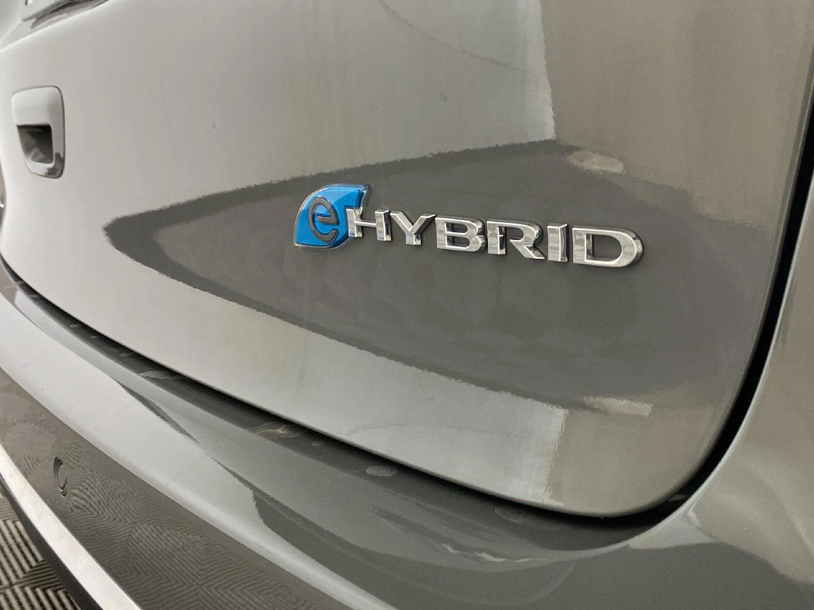 Used 2023 Ceramic Gray Clearcoat Chrysler Hybrid Limited image 17