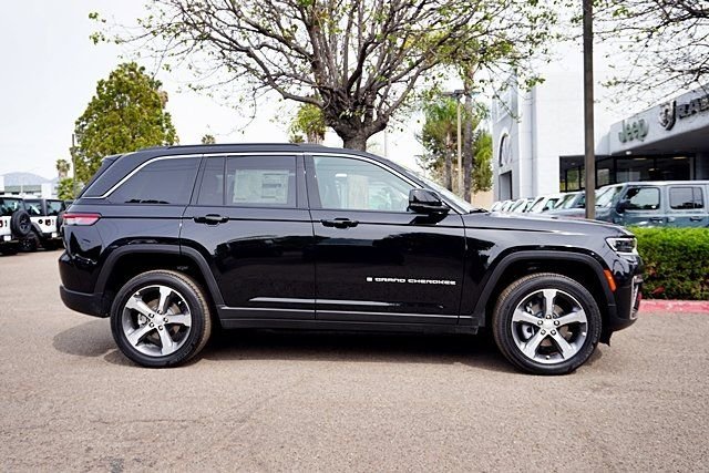 New 2026 Diamond Black Crystal Pearl-Coat Exterior Paint Jeep Limited image 7