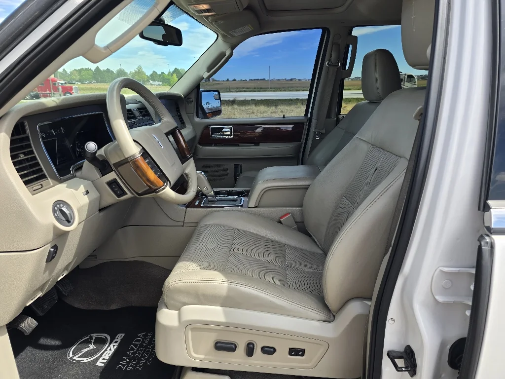 Used 2013 White Platinum Metallic Tri-Coat Lincoln  image 12