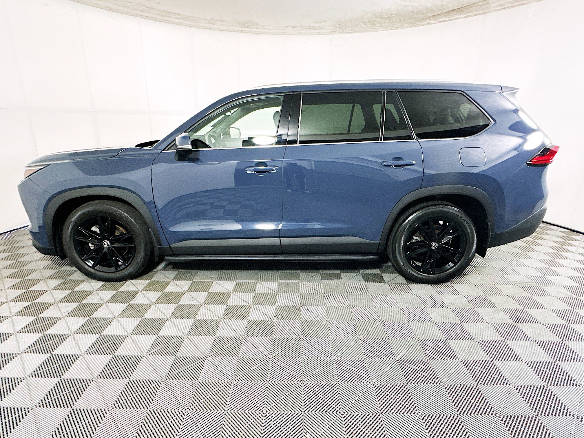 2024 Toyota Grand thumbnail 8