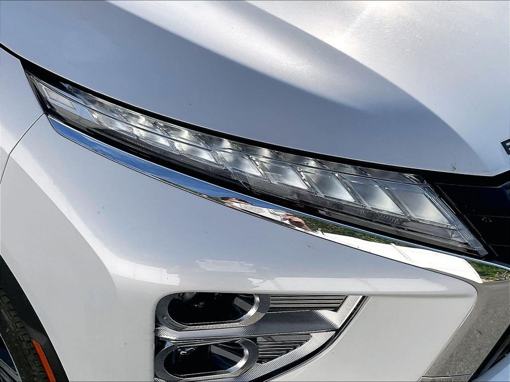 Used 2025 White Mitsubishi SE image 30