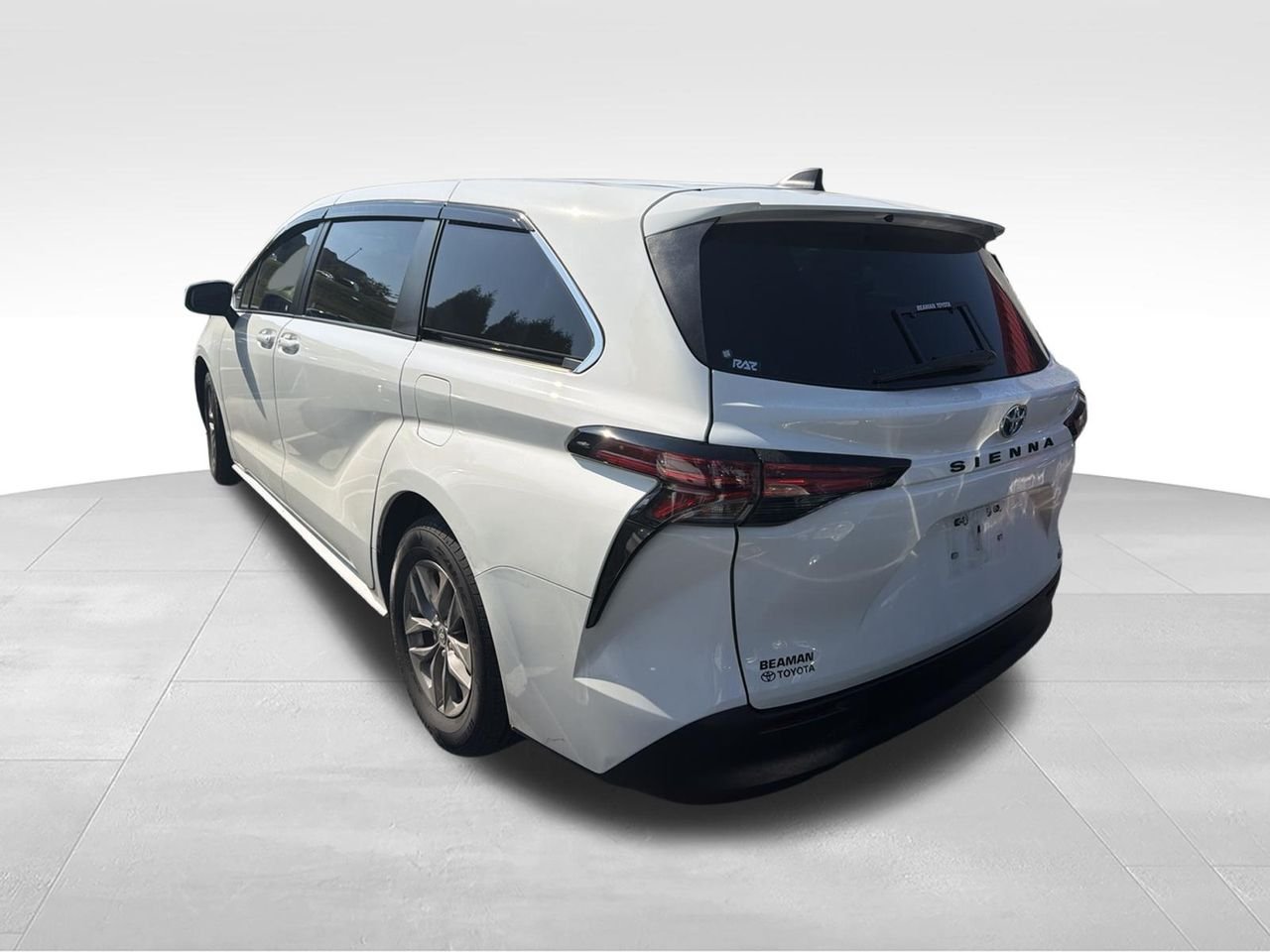 Used 2022 White Toyota LE image 5