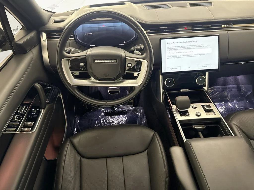 Used 2023 White Land Rover SE image 23