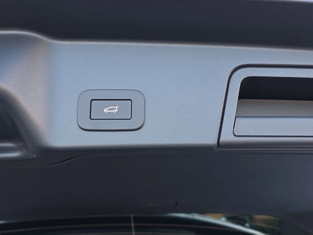 New 2026 Fuji White LAND ROVER Dynamic SE image 13