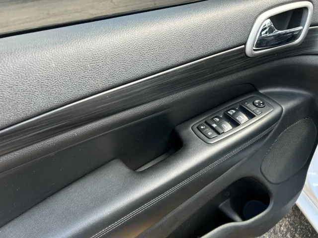 Used 2019 Bright White Clearcoat Jeep Altitude image 26