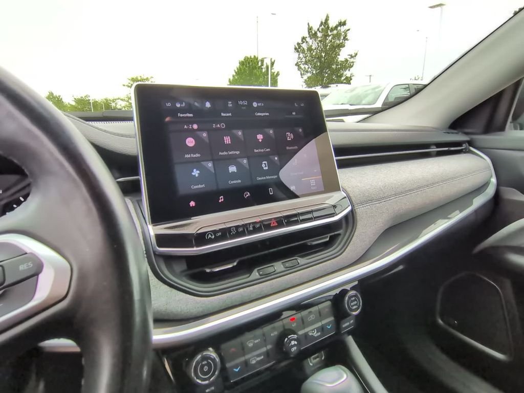 Used 2022 White Jeep Latitude image 25