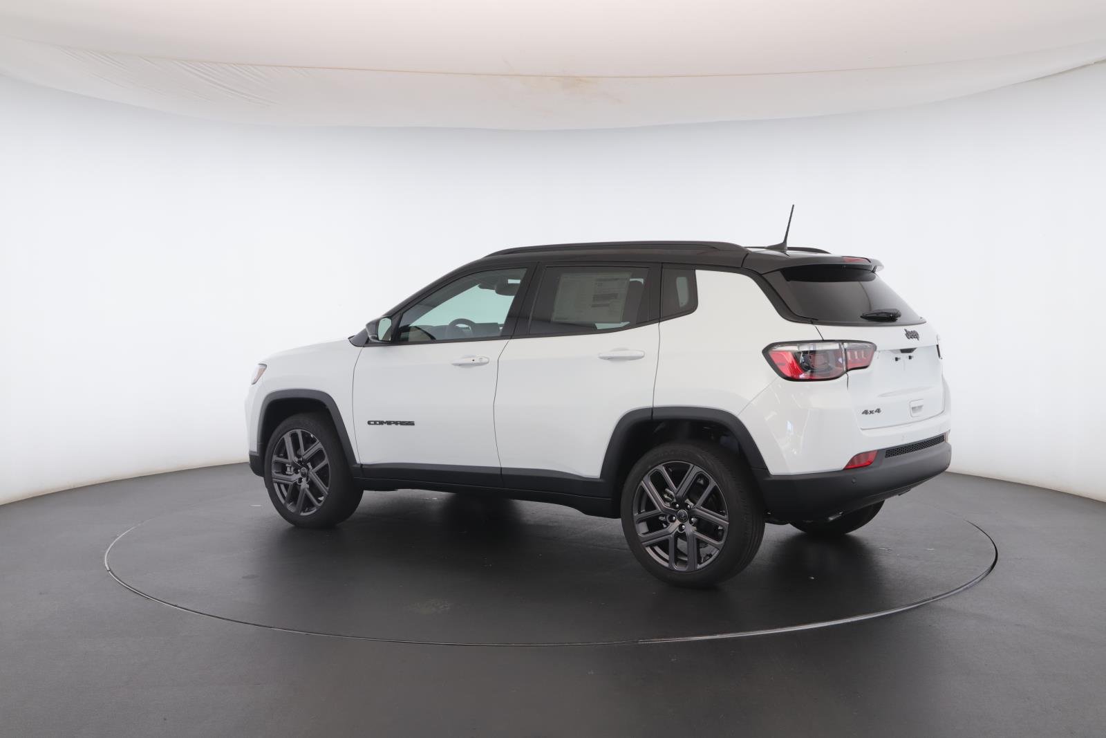 New 2026 Bright White Clear-Coat Exterior Paint Jeep Limited Altitude 4x4 image 20