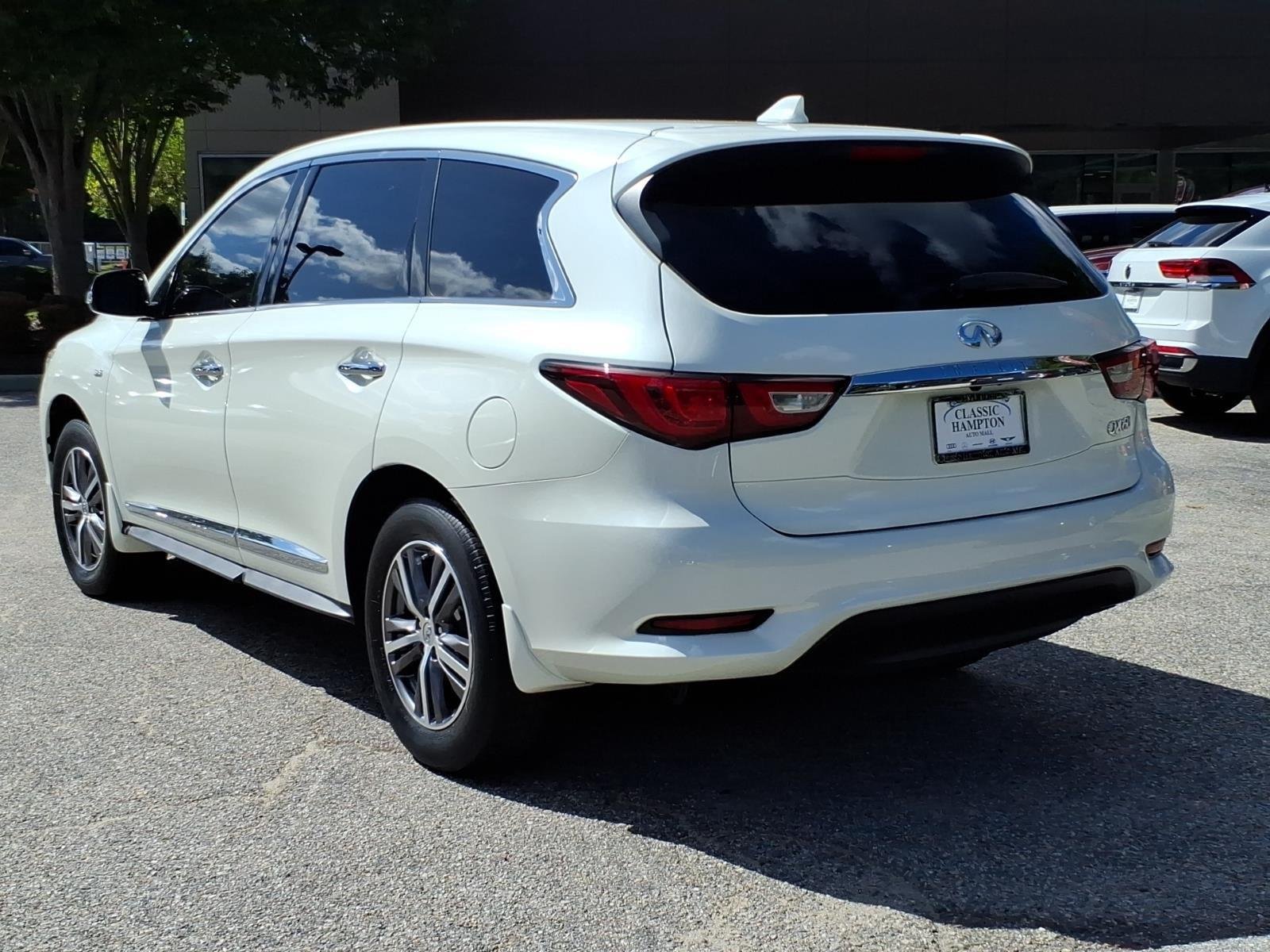 Used 2017 Majestic White INFINITI  image 10