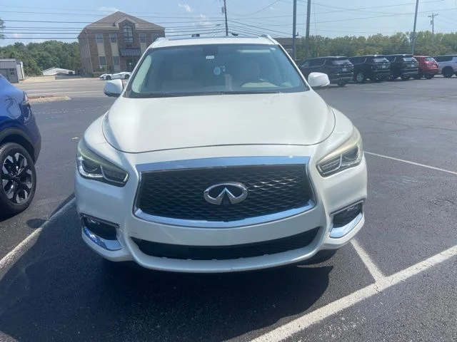Used 2017 White INFINITI Base image 2