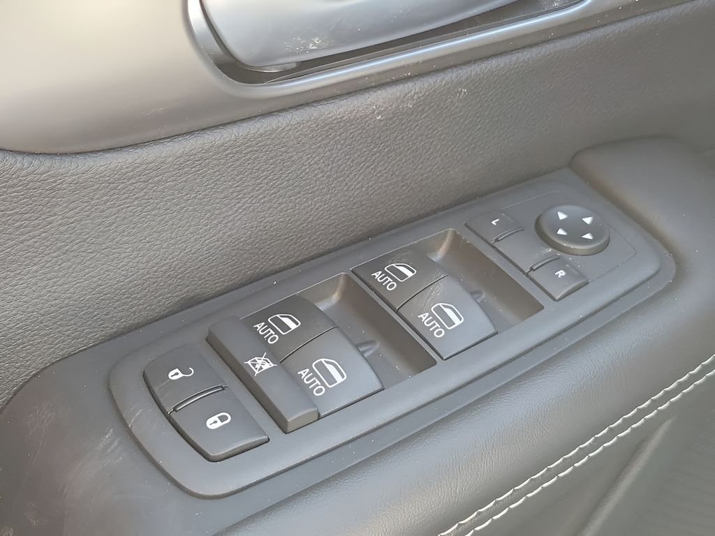 New 2026 Bright White Clear-Coat Exterior Paint Chrysler Select image 33
