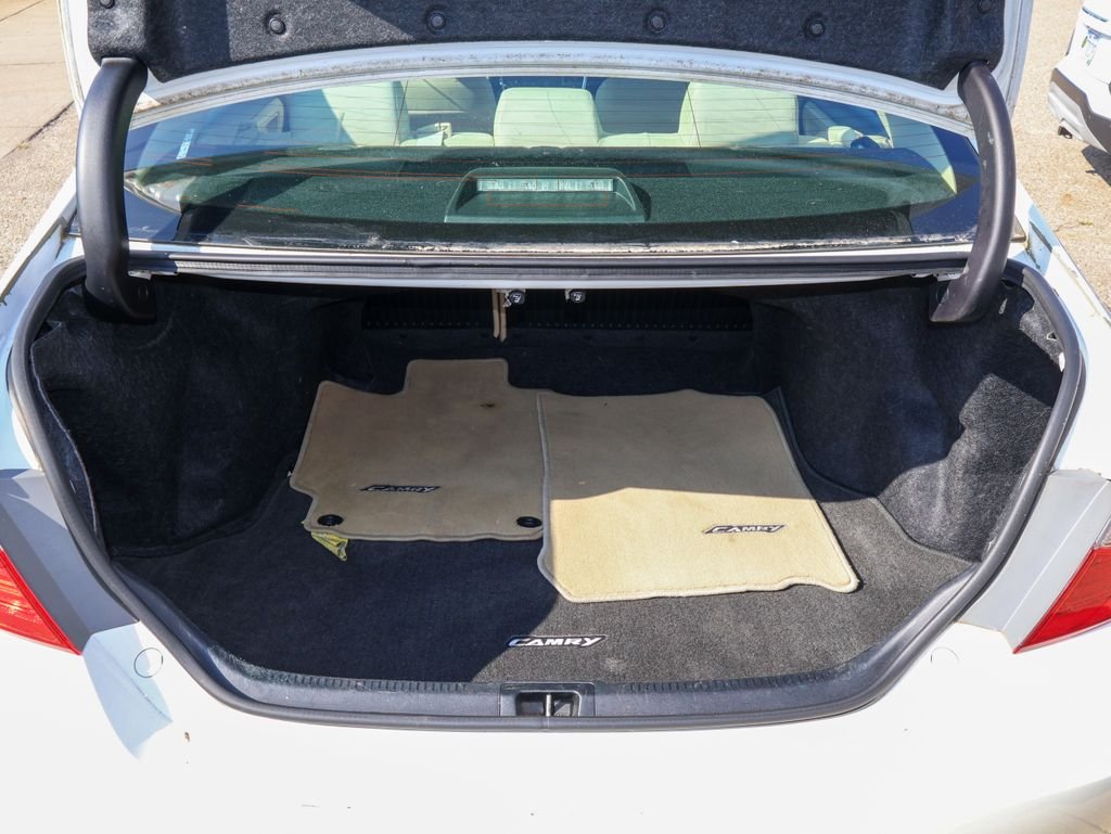 Used 2015 White Toyota LE image 10