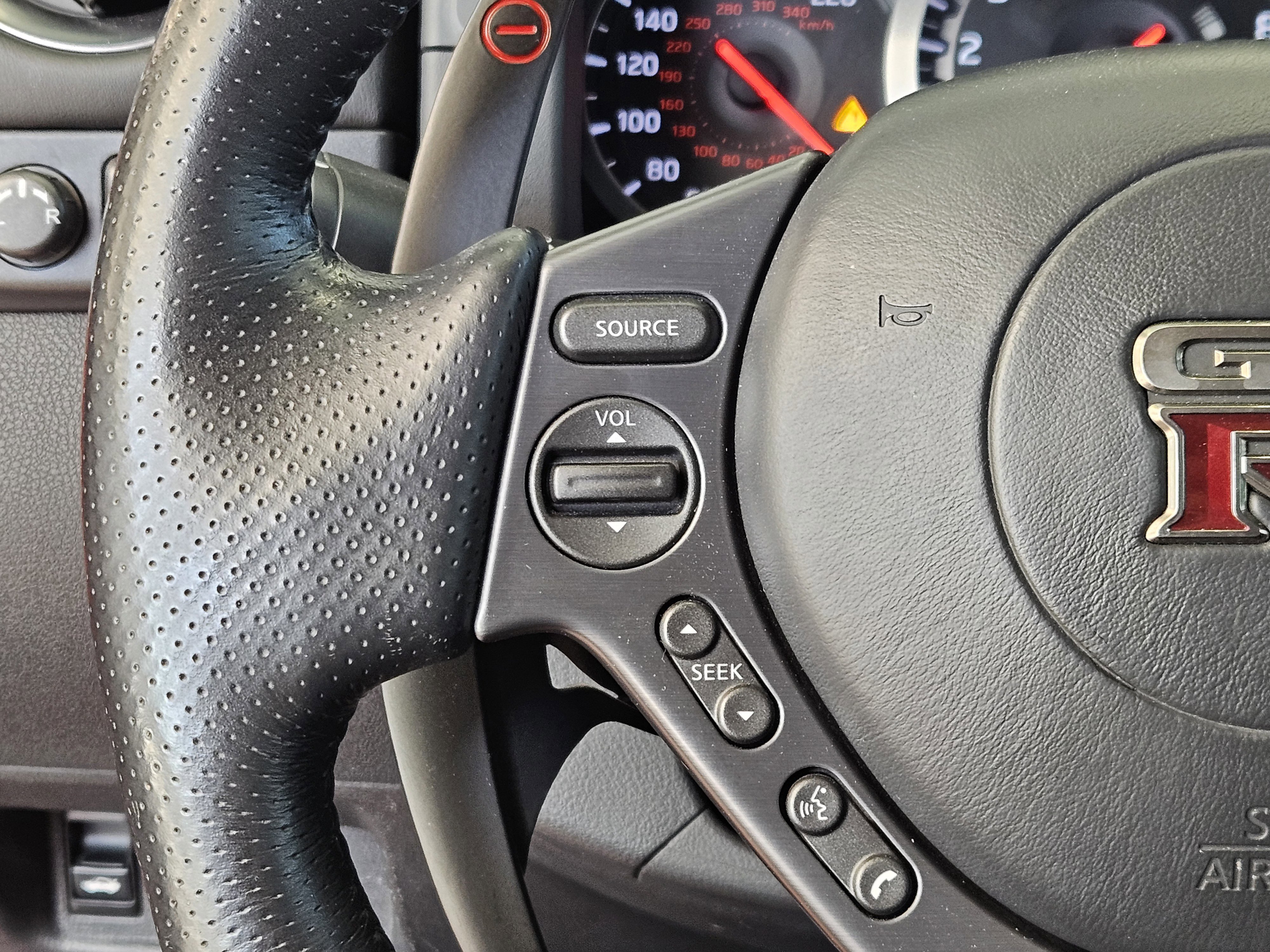 Used 2014  Nissan Premium image 25