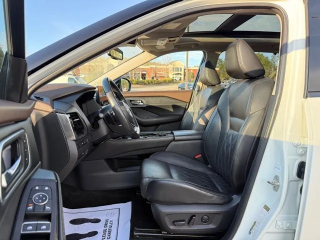 Used 2022 White Nissan Platinum image 13