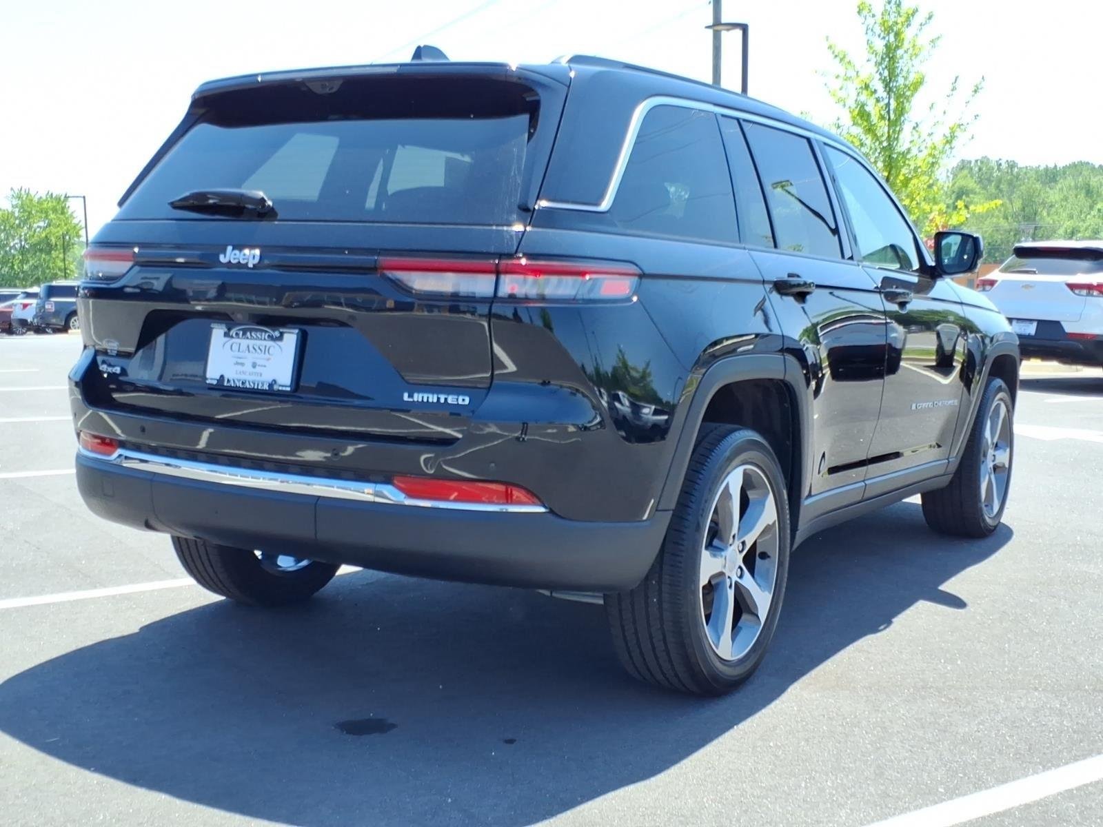 Used 2025 Diamond Black Crystal Pearlcoat Jeep Limited image 2