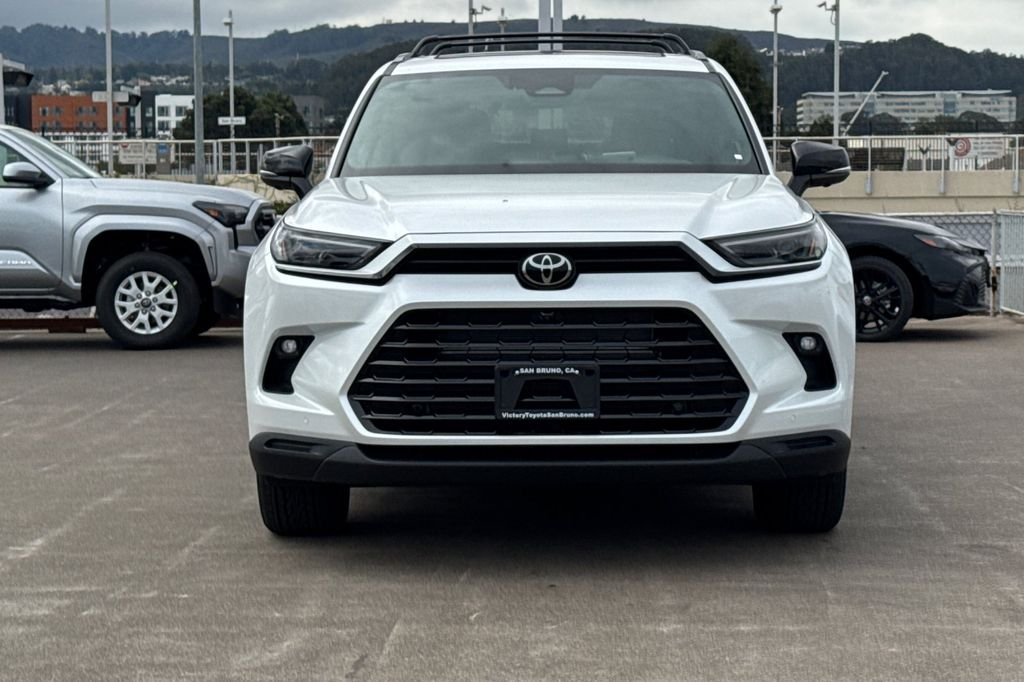 New 2026 Wind Chill Pearl <sup>1</sup> Toyota  Nightshade image 3