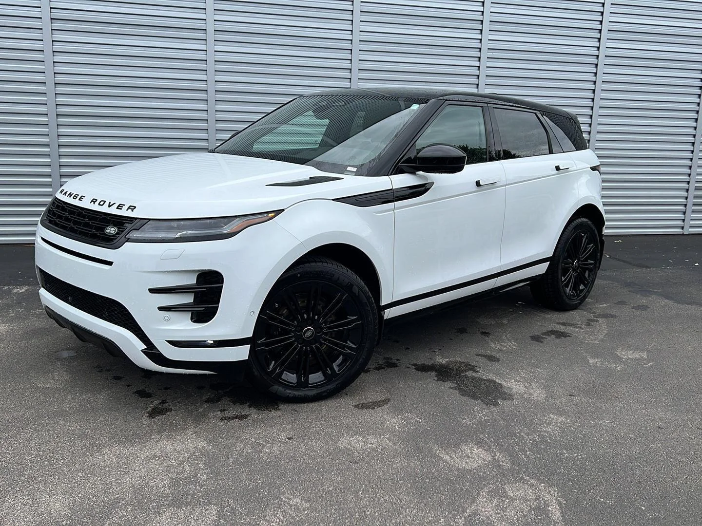 2026 Land Rover Range Rover Evoque Dynamic SE's photo