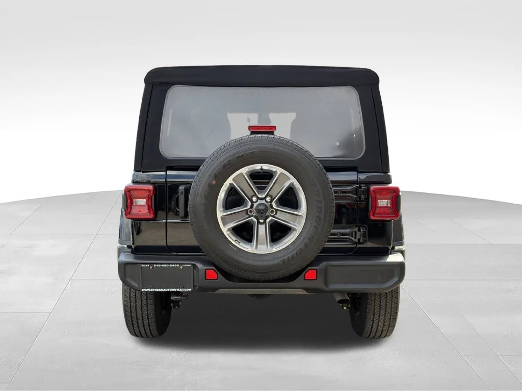Used 2022 Black Jeep Unlimited Sahara image 7