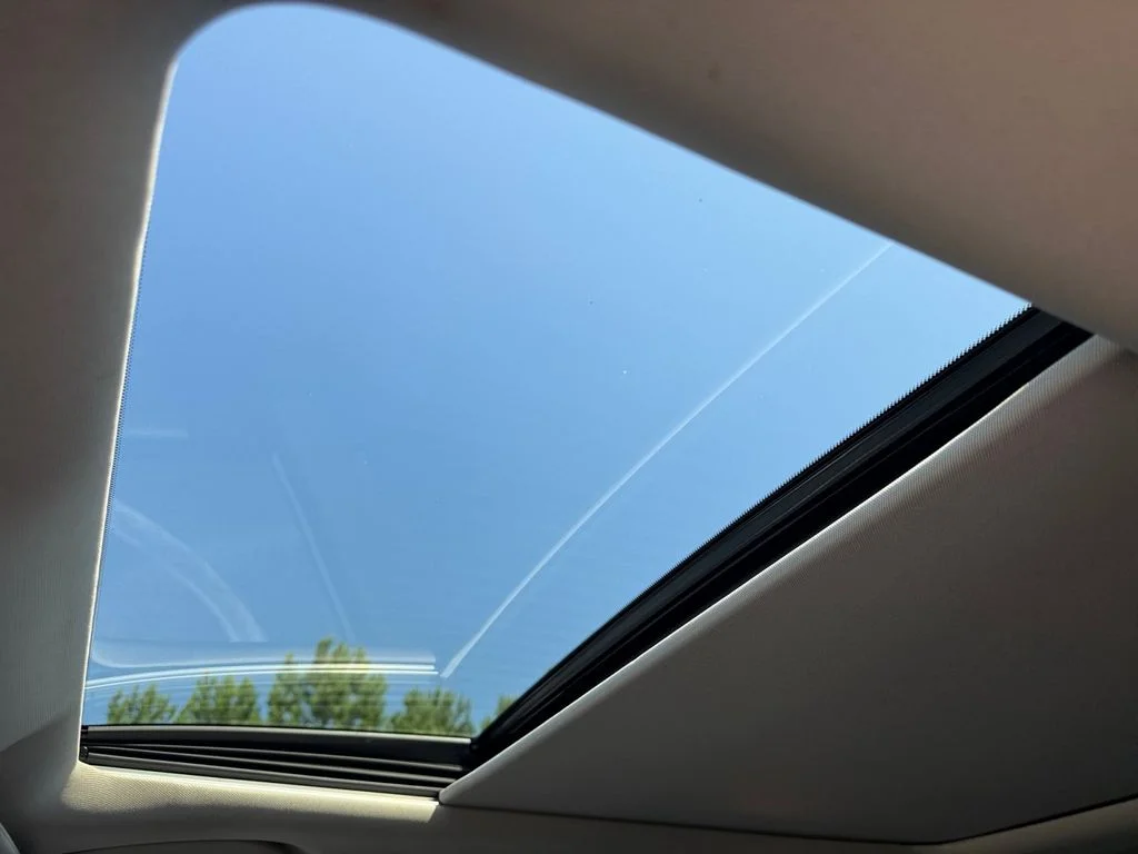 Used 2018 White Nissan SL image 22