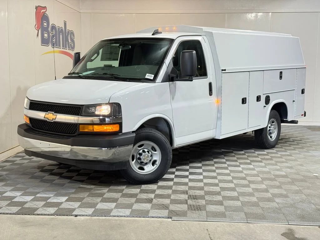 New 2026 Summit White Chevrolet 1WT image 2