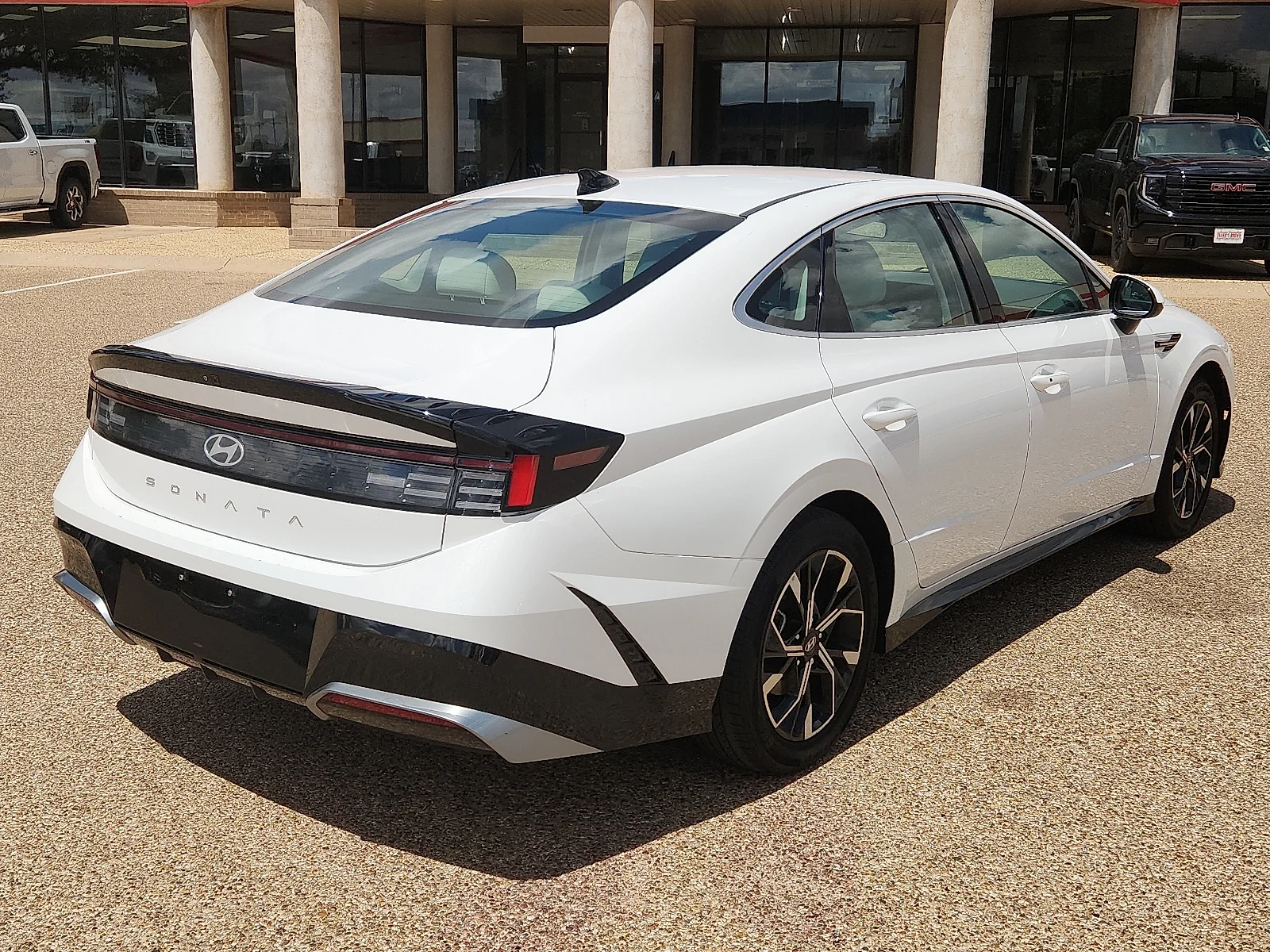 Used 2025 White Hyundai SEL image 4
