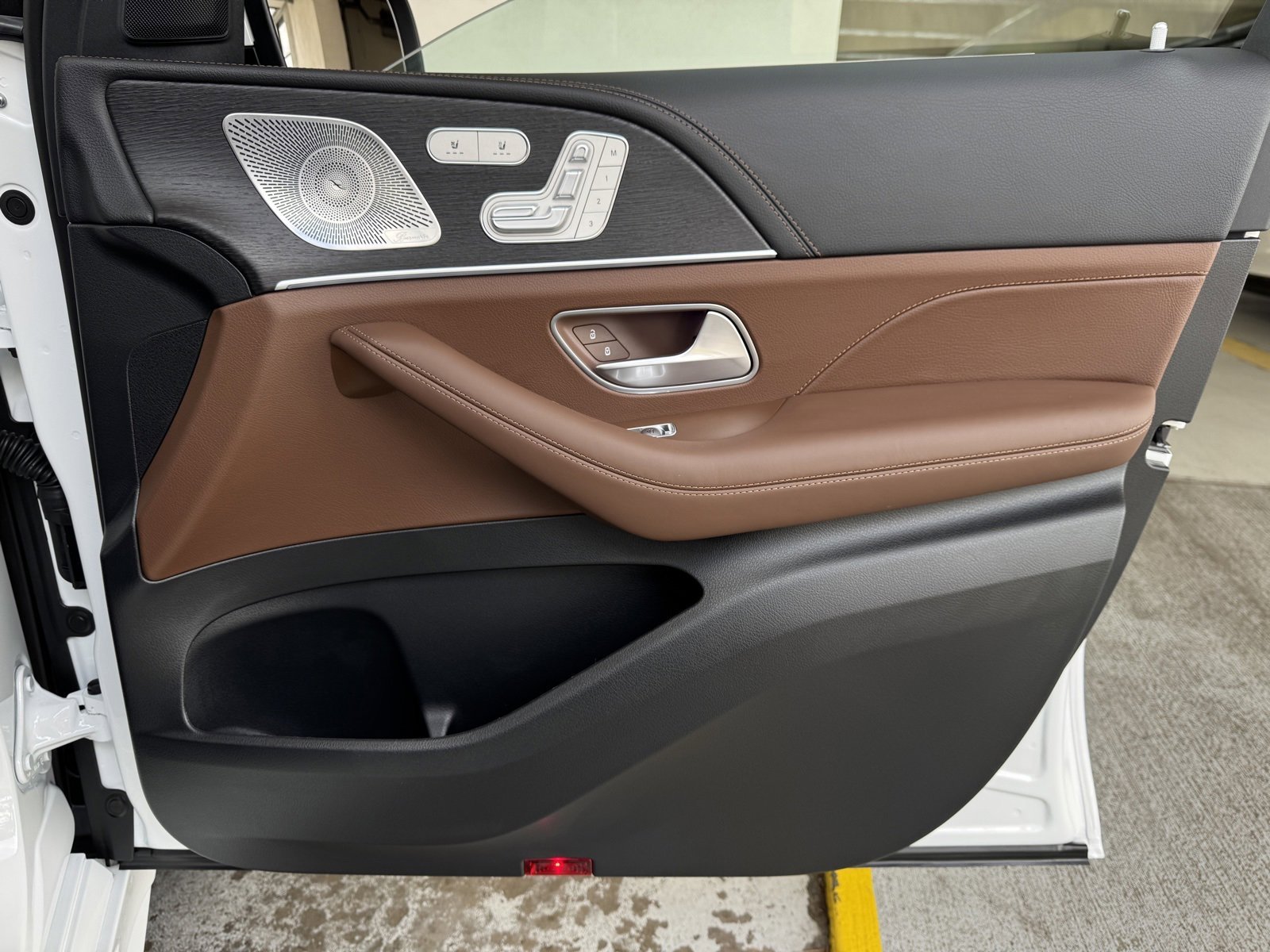 New 2026 MANUFAKTUR Moonlight White Metallic Mercedes-Benz AMG® GLE 53 4MATIC+ Coupe image 43