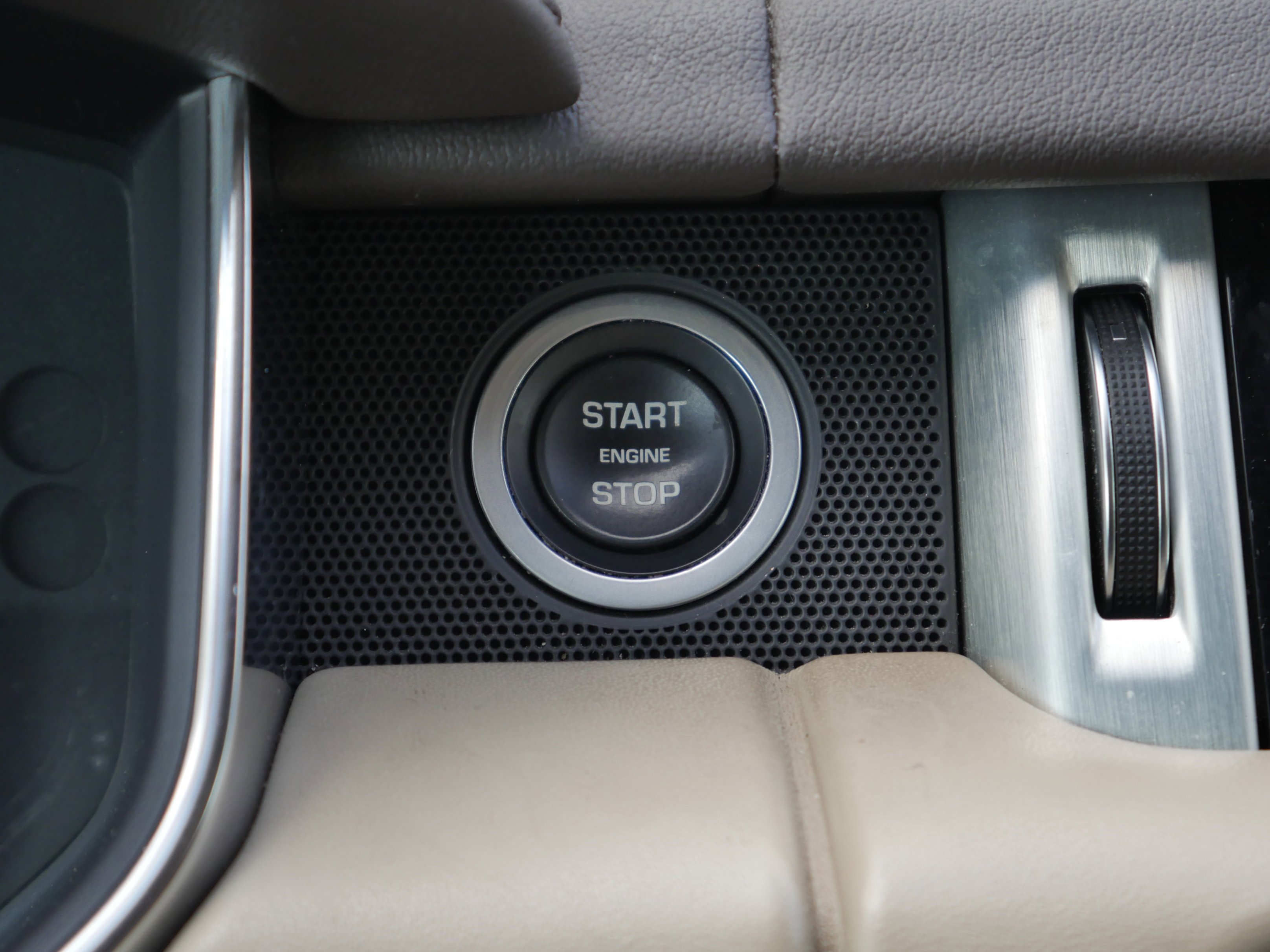 Used 2019 Fuji White Land Rover  image 9