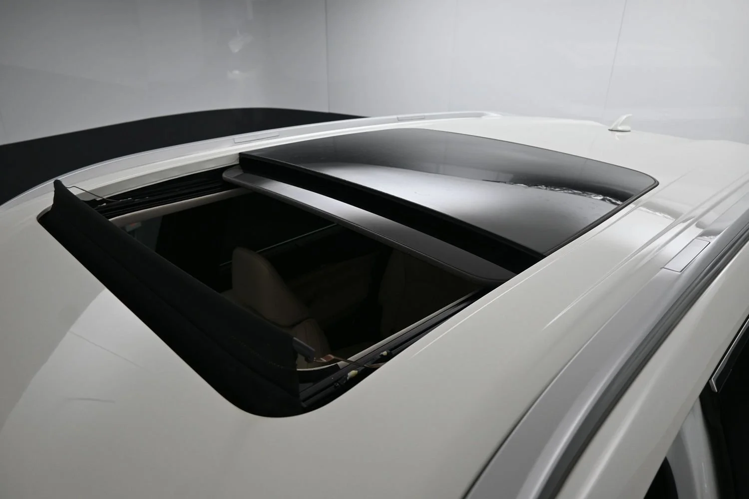 Certified Used 2025 Majestic White INFINITI LUXE image 22