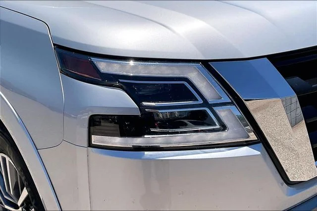 Used 2024 Silver Nissan SL image 28