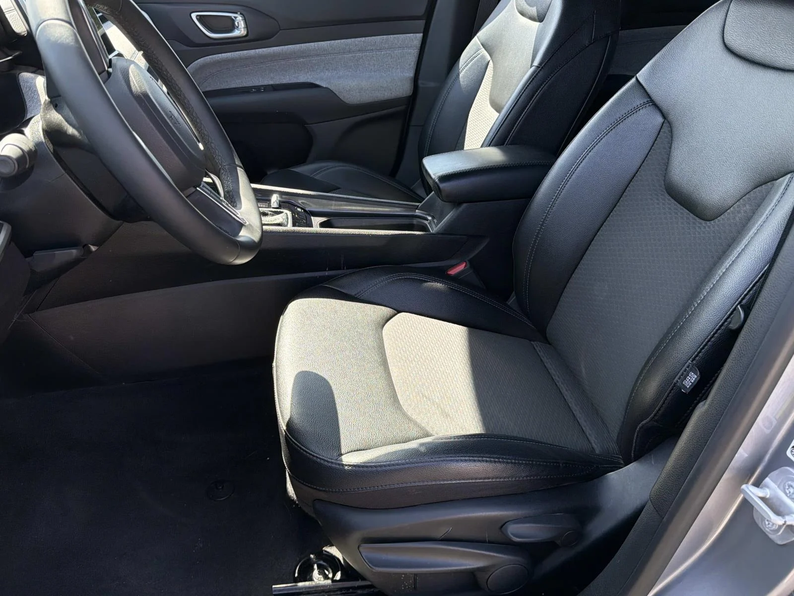 Used 2024 BALTIC GRAY MET Jeep Latitude 4x4 image 18
