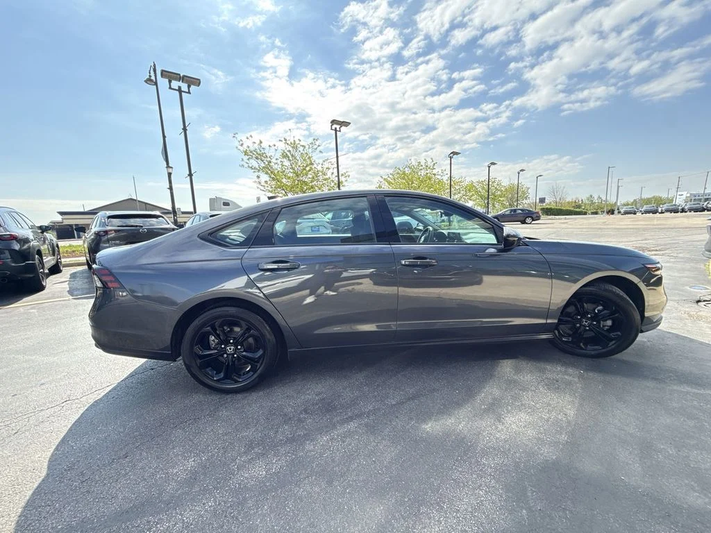 Used 2025 Blue Honda SE image 4