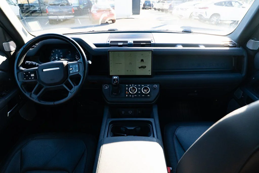 Used 2023  Land Rover X-Dynamic SE image 8