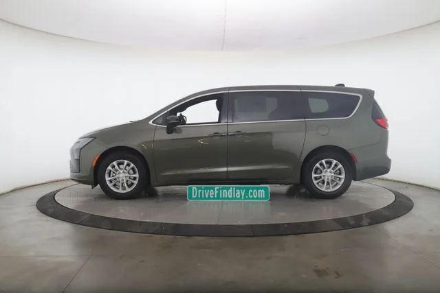New 2027 Olive Green Pearl-Coat Exterior Paint Chrysler Select image 9