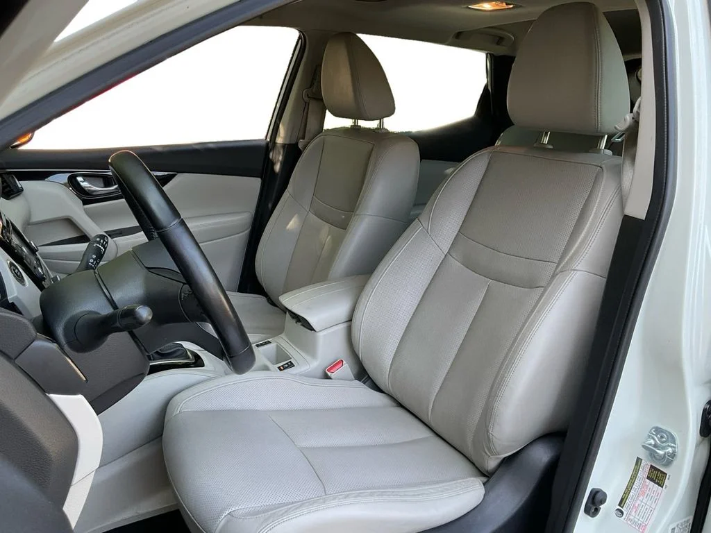 Used 2017 White Nissan SL image 28