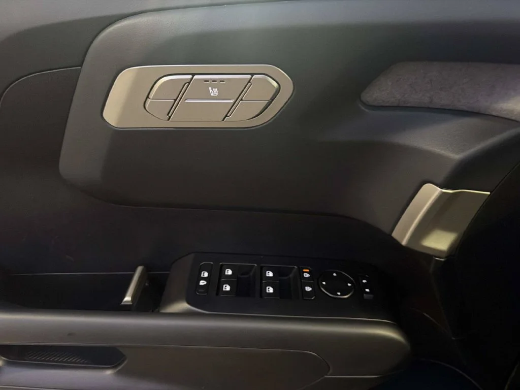 Used 2027 Black Kia S image 15