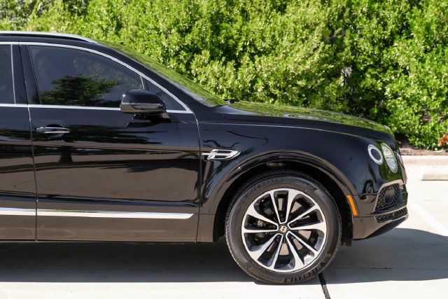Used 2019 Black Crystal over Cricket Ball Bentley V8 image 10