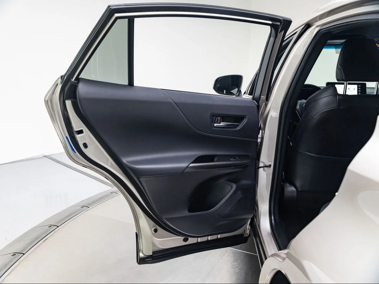 Used 2022 Titanium Glow Toyota XLE image 24
