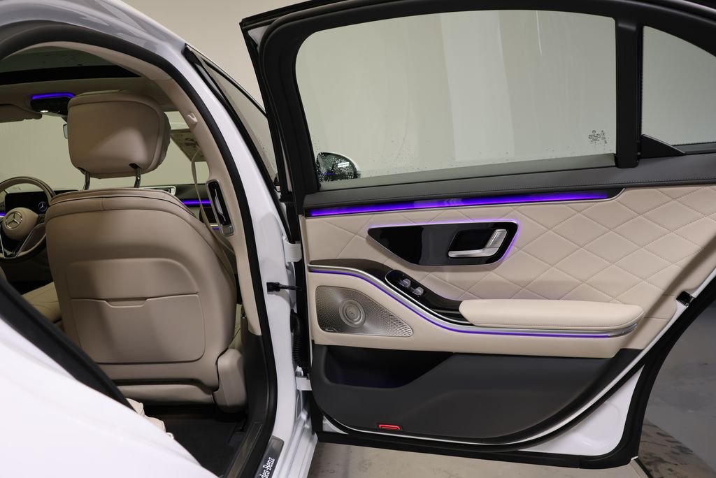 New 2026 MANUFAKTUR Moonlight White Metallic Mercedes-Benz S 580 image 49
