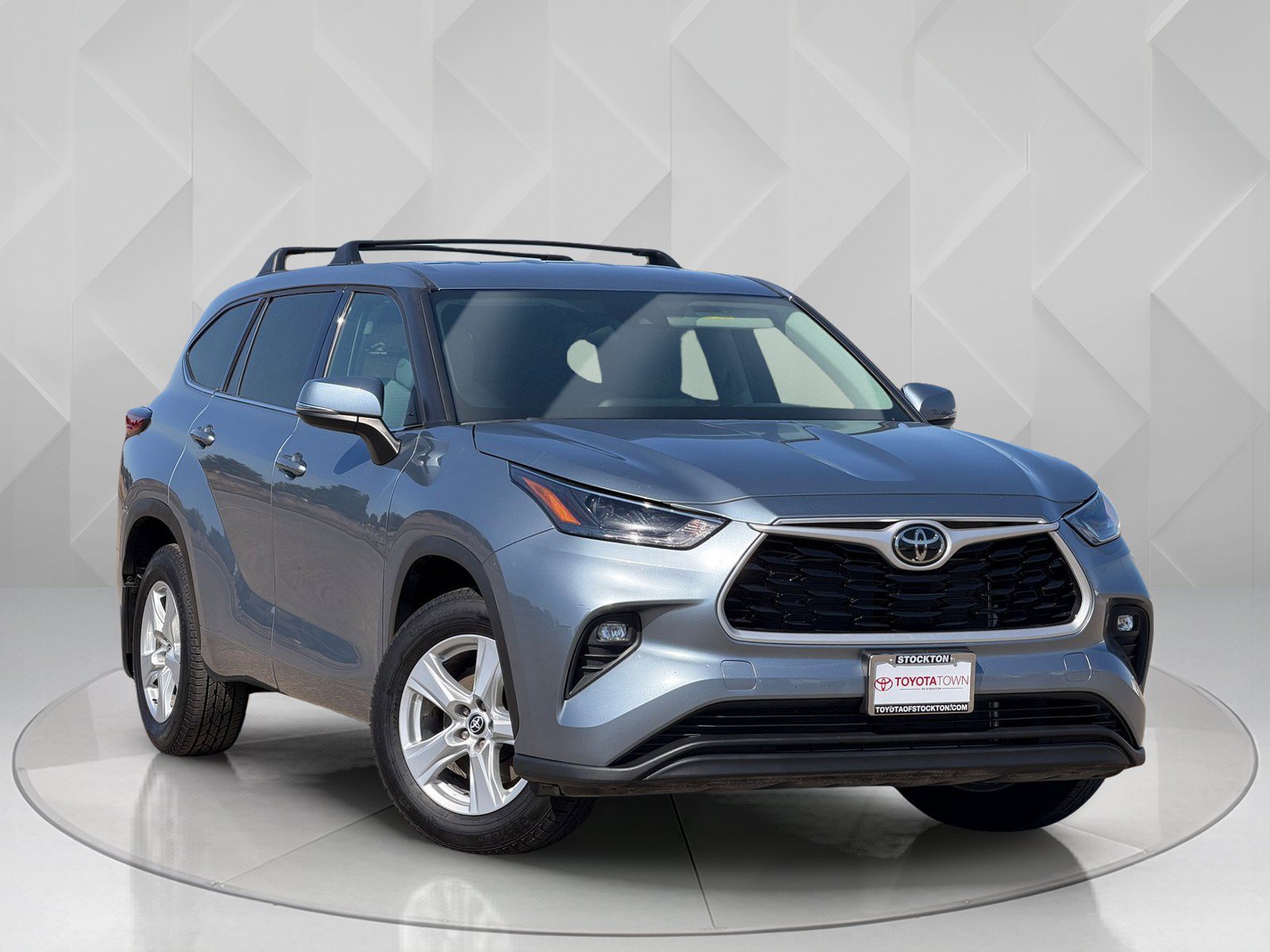 Certified Used 2022 Moon Dust Toyota LE image 6