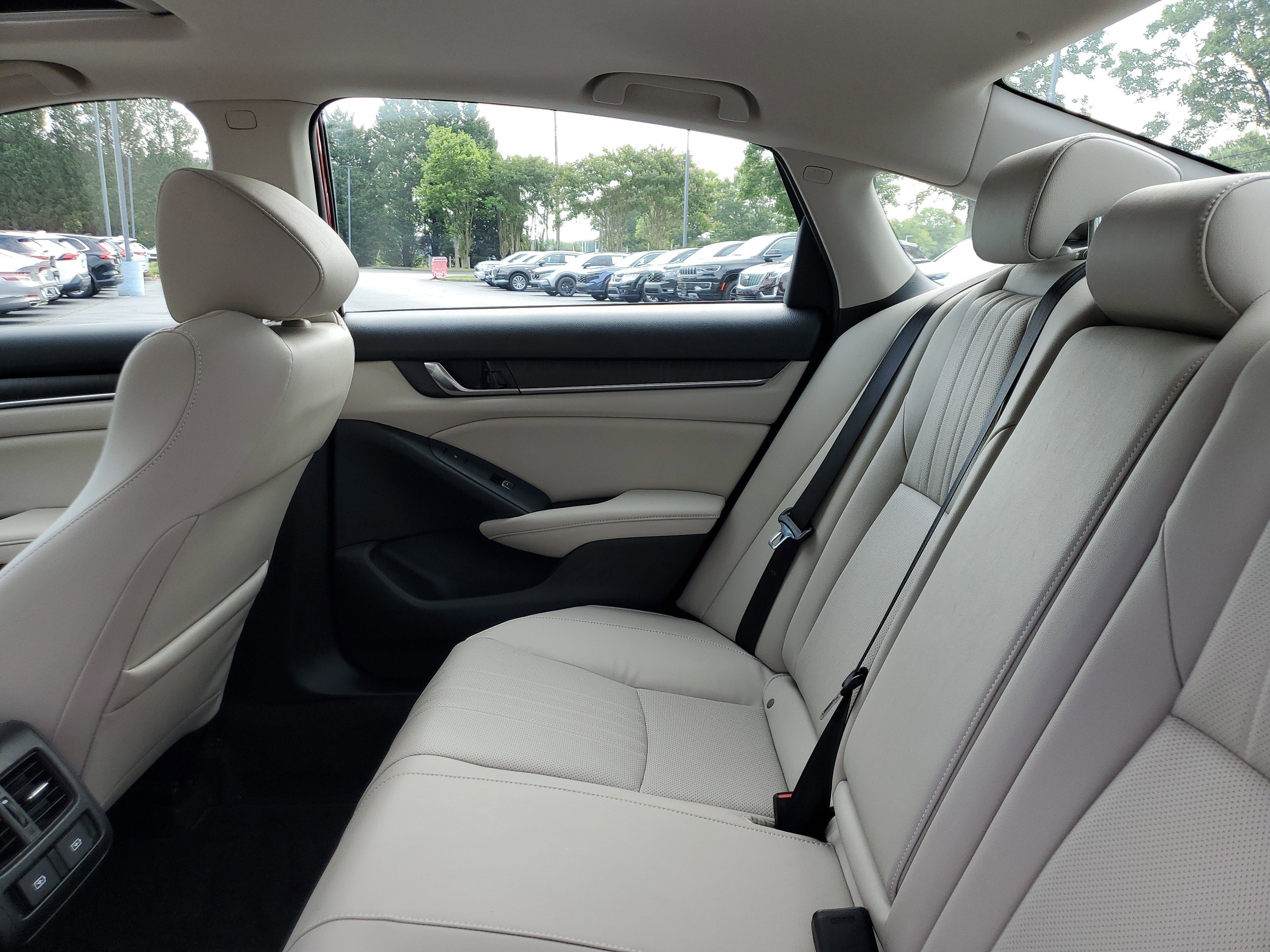 Used 2021  Honda Touring image 10