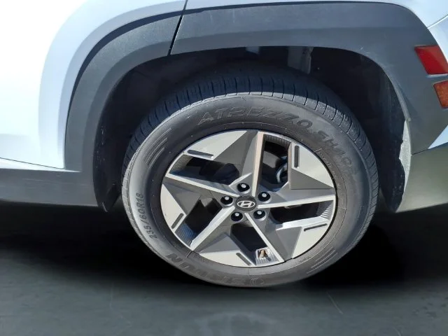 Used 2025 White Hyundai SEL image 19
