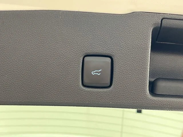 Used 2022 White Ford SE image 28