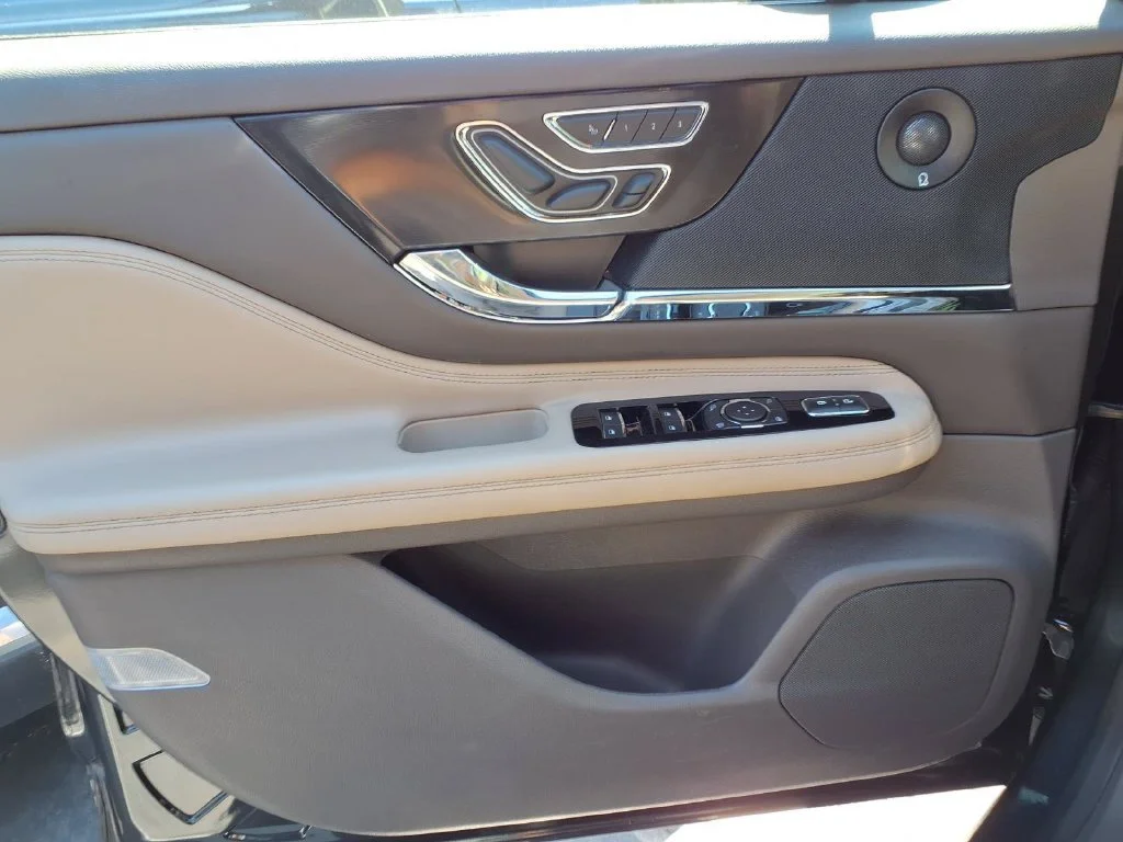 Used 2020 Blue Lincoln Reserve image 12