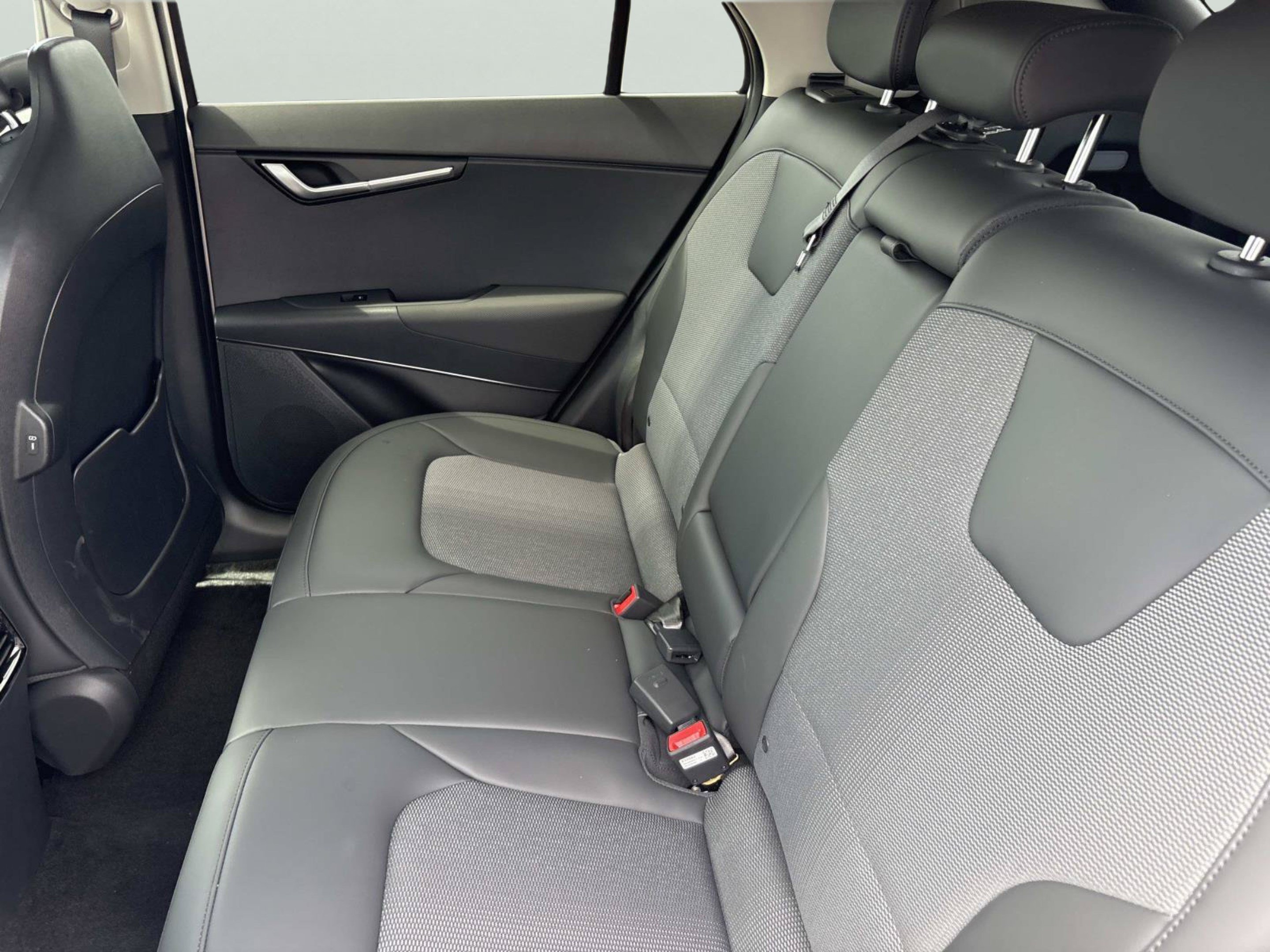 New 2026 Snow White Pearl Kia WIND image 18