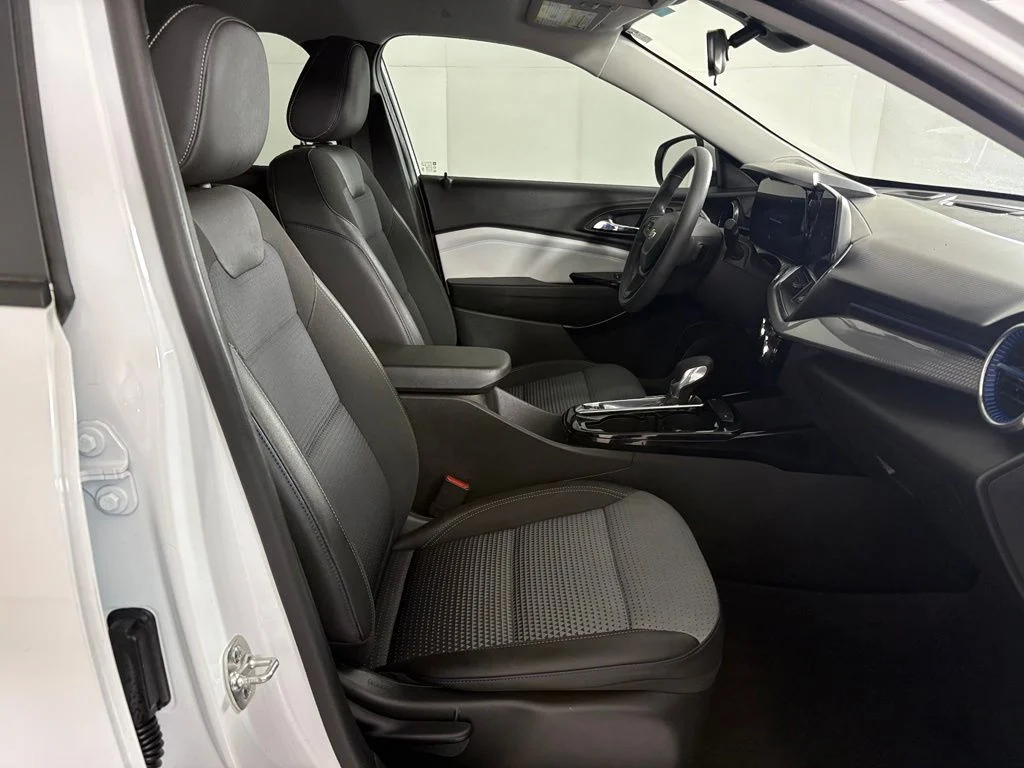 Used 2025 White Chevrolet LT image 45