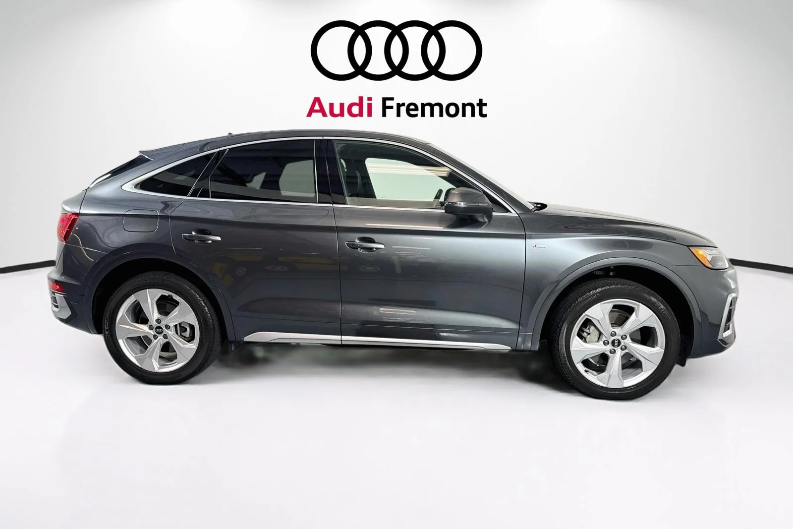 Used 2023 Daytona Gray Pearl Effect Audi S line Premium image 4