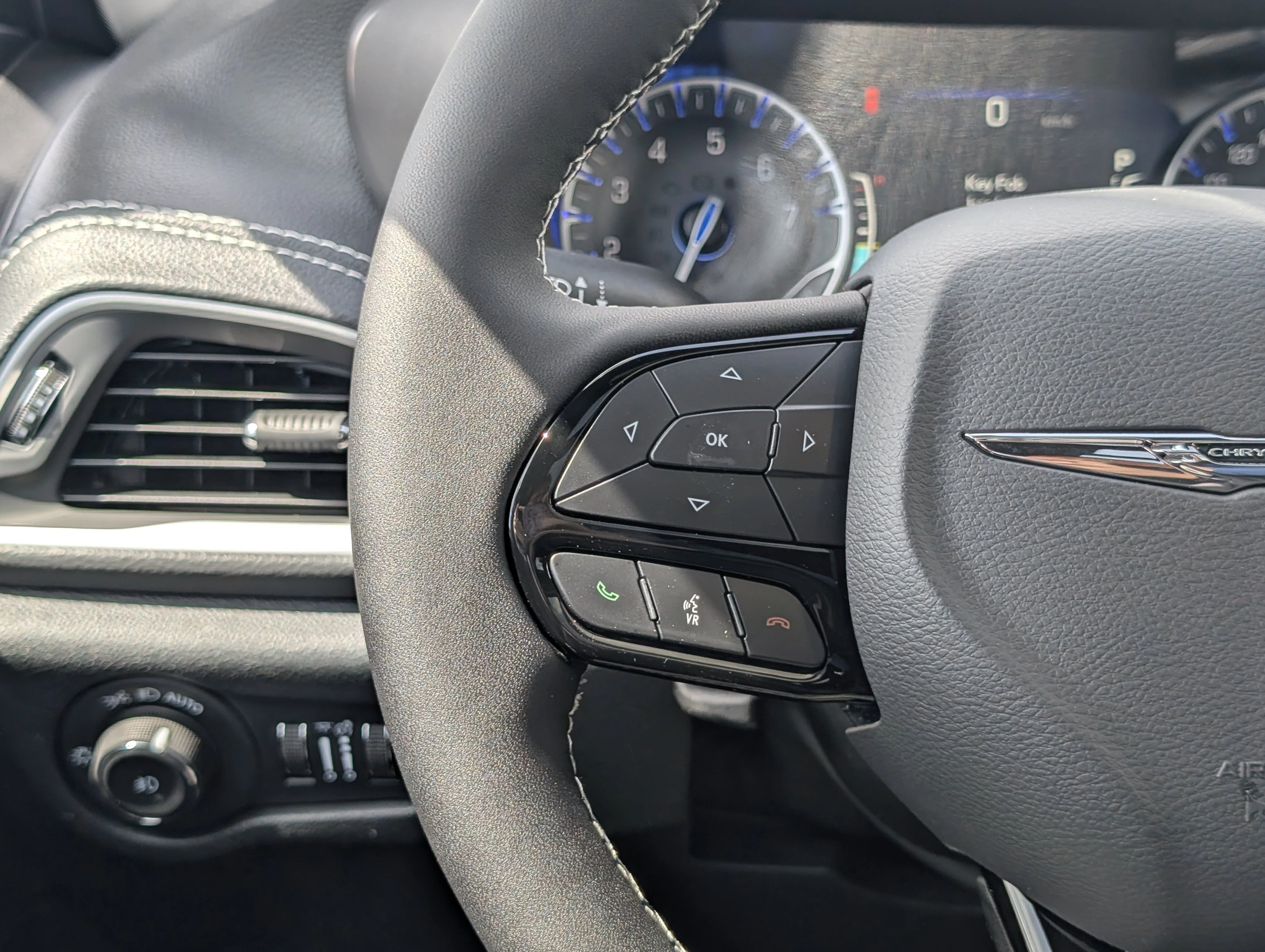 New 2026 Diamond Black Crystal Pearl Chrysler Select image 27
